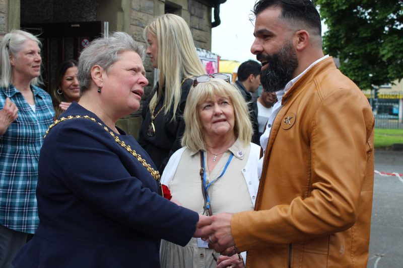 Ruth Haygarth con la alcaldesa de Burnley Cosima Townley
